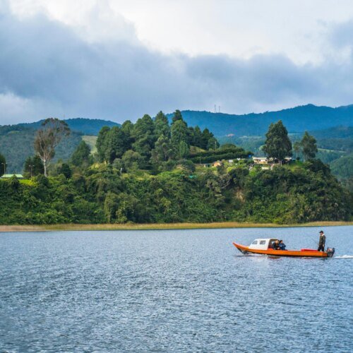 La Cocha: Paisajes de agua y montaña