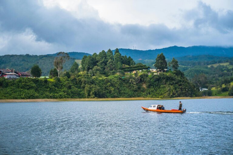 La Cocha: Paisajes de agua y montaña